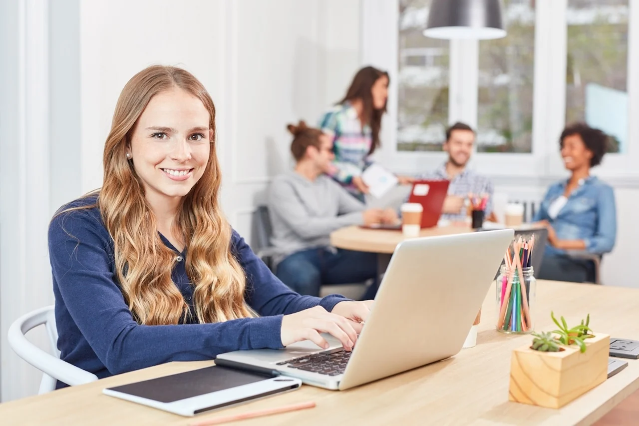 Mädchen mit blonden Haaren sitzt im Büro von Fokus Baukonzept
