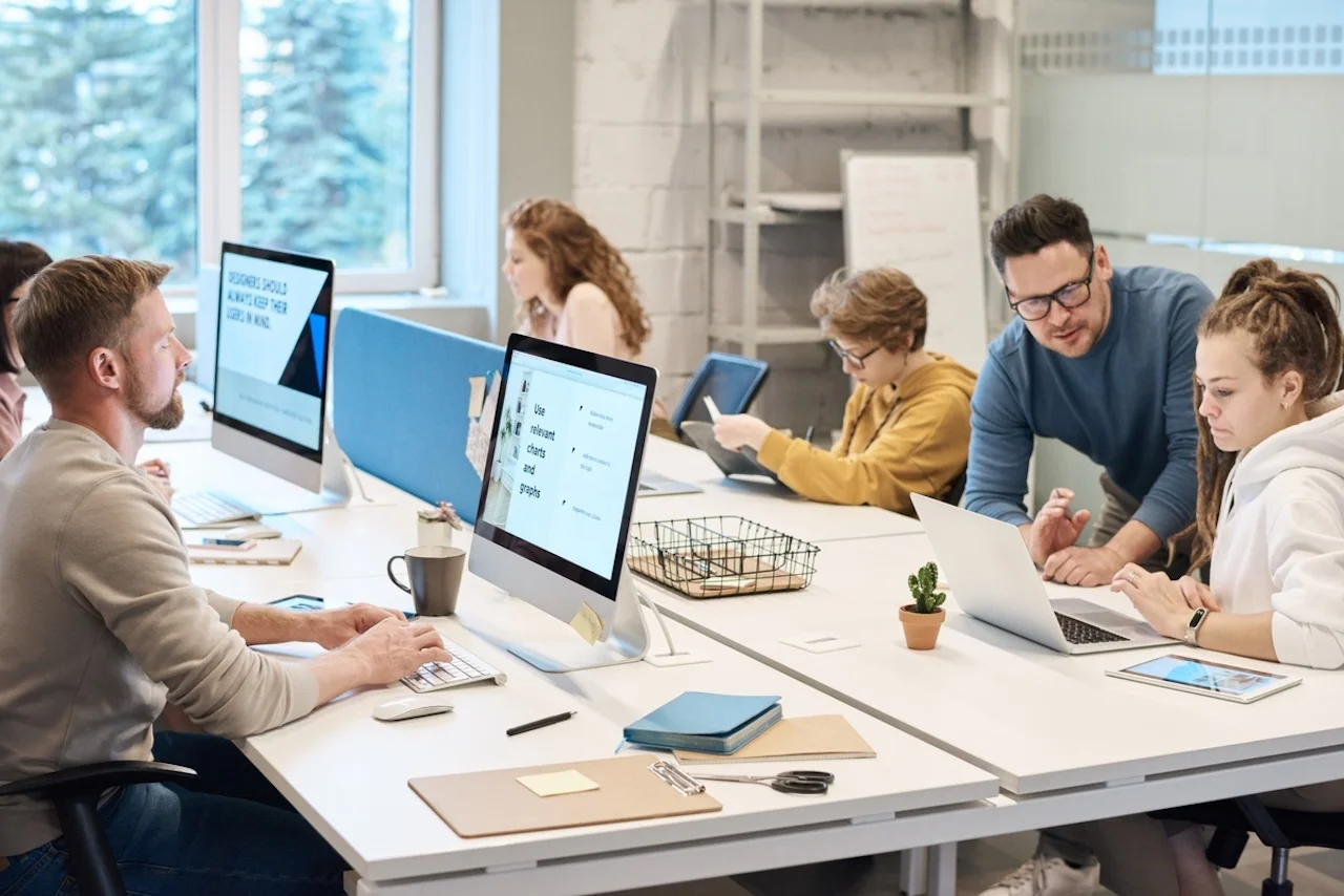 Mitarbeiter im Büro von Fokus Baukonzept